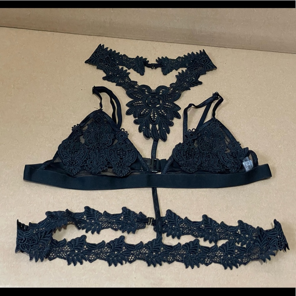 NWT Sexy Floral Bralette w/ Cage - Picture 2 of 5